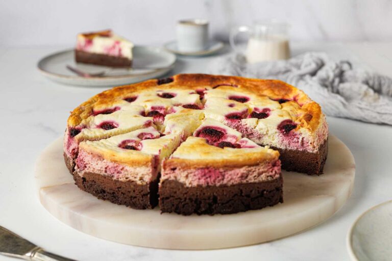 Low Carb Brownie-Käsekuchen mit Himbeeren