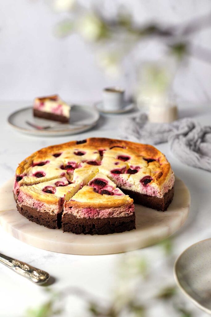 Low Carb Brownie-Käsekuchen mit Himbeeren