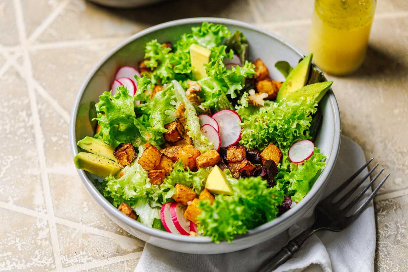 Lauwarmer Salat mit Steckrübe, Walnuss & Avocado