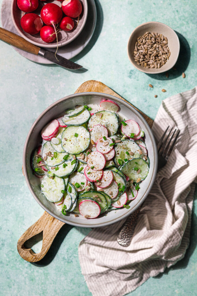 Keto Radieschen-Gurken-Salat