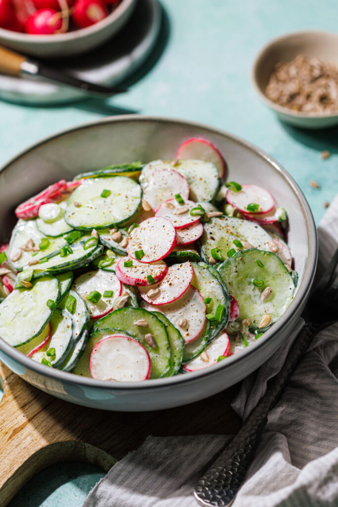 Low Carb Radieschen-Gurken-Salat