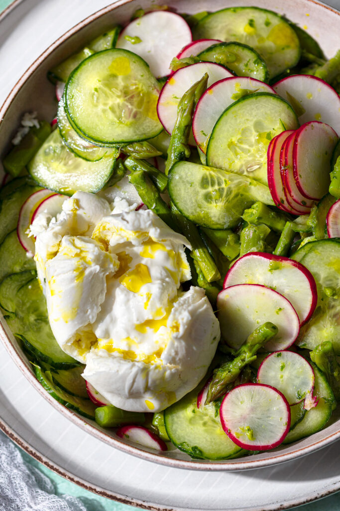 Vegetarischer Frühlingssalat