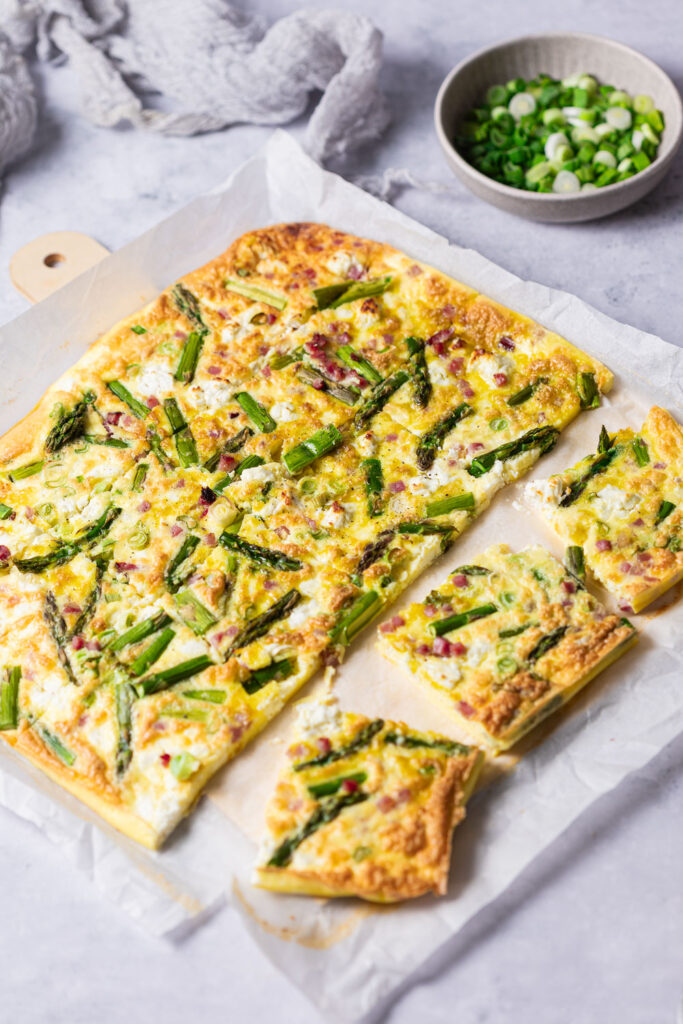 Keto Ofenpfannkuchen mit Feta und Spargel