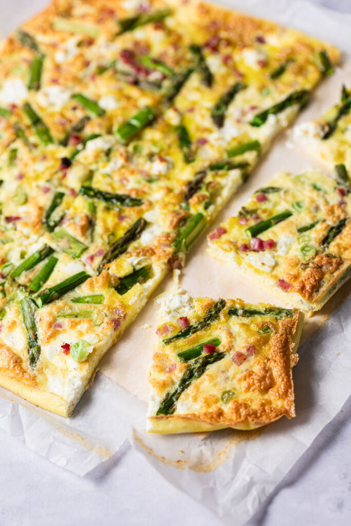 Glutenfreier Ofenpfannkuchen mit Spargel und Feta