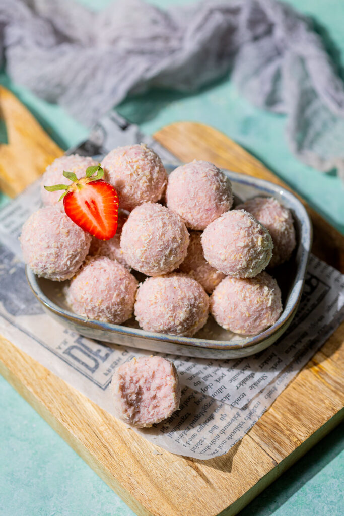 Glutenfreie Erdbeer-Kokos-Kugeln