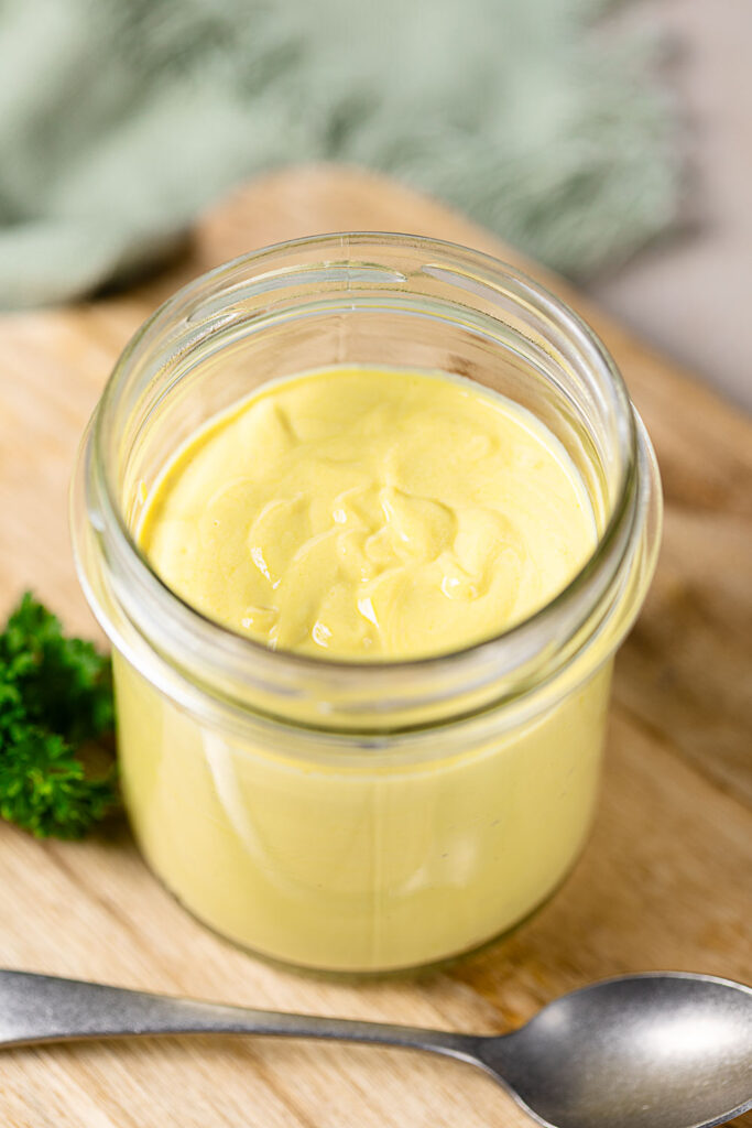 Glutenfreie Mayonnaise mit gekochten Eiern