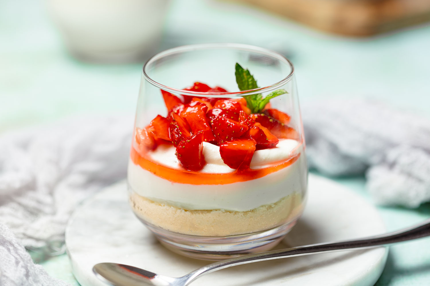 Low Carb Cheesecake im Glas mit Erdbeeren