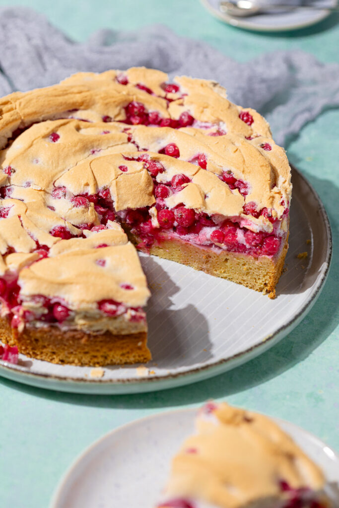 Keto Johannisbeerkuchen mit Baiser
