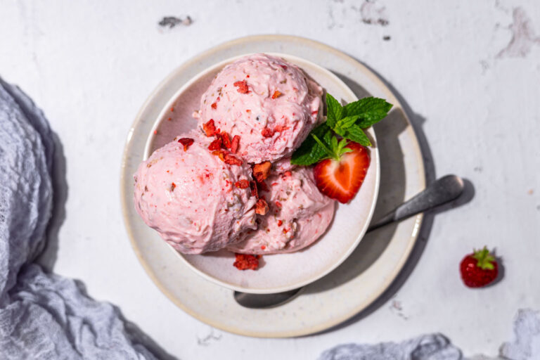 Low Carb Strawberry Cheesecake Eis