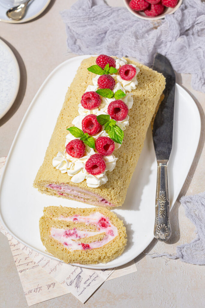 Keto Himbeer-Biskuitrolle