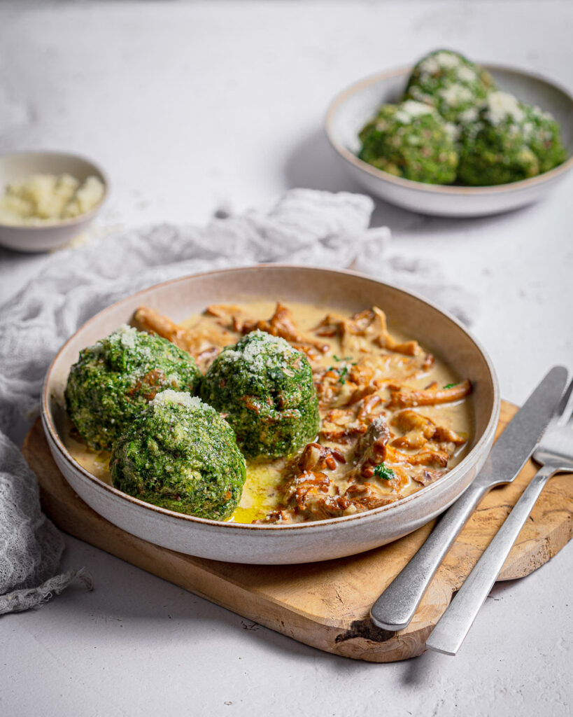 Köstliche Spinatknödel mit Pfifferlingsoße