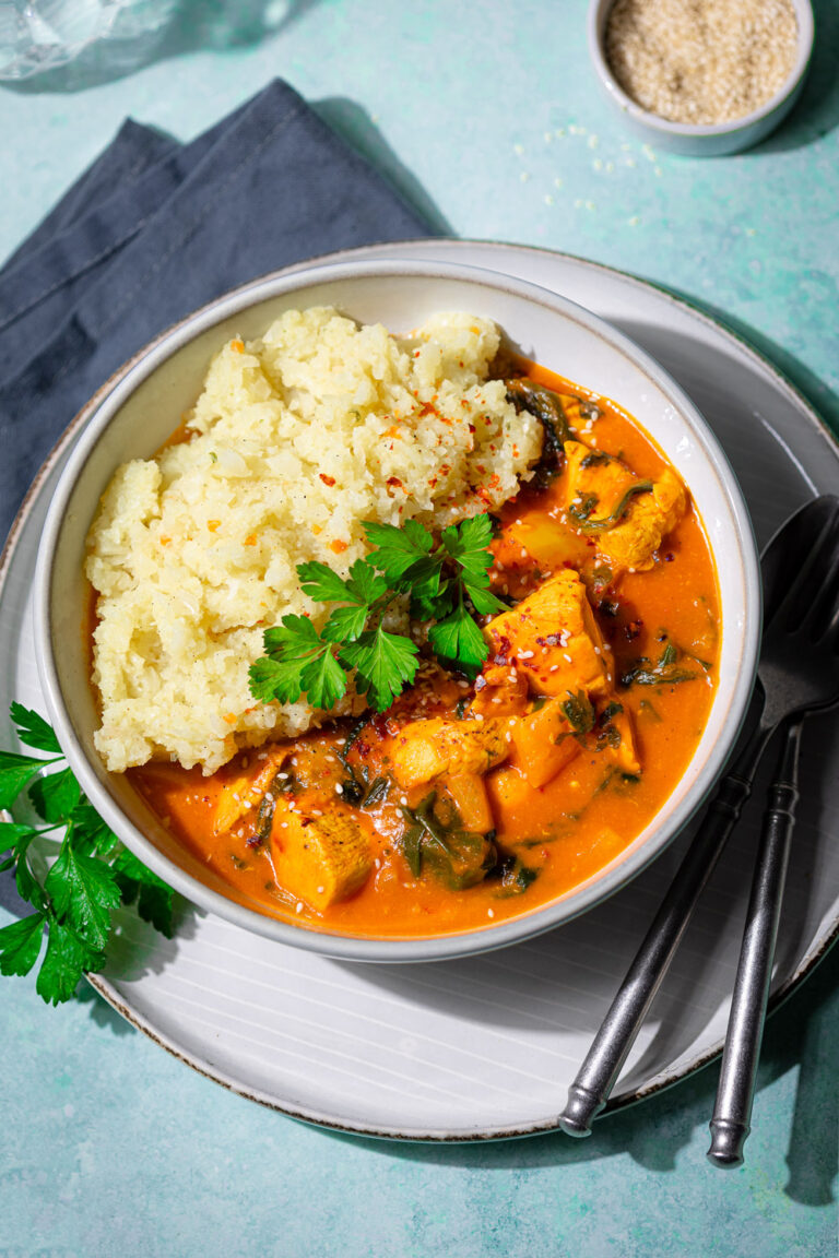 Cremiges Low Carb Tomaten-Kokos-Curry mit Hähnchen Cremiges Low Carb Tomaten-Kokos-Curry mit Hähnchen