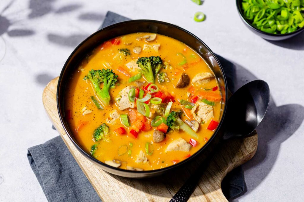 Low Carb Kokos-Hähnchen-Suppe