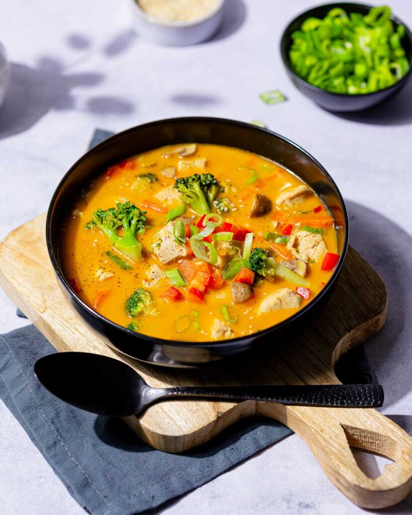 Low Carb Kokos-Hähnchen-Suppe