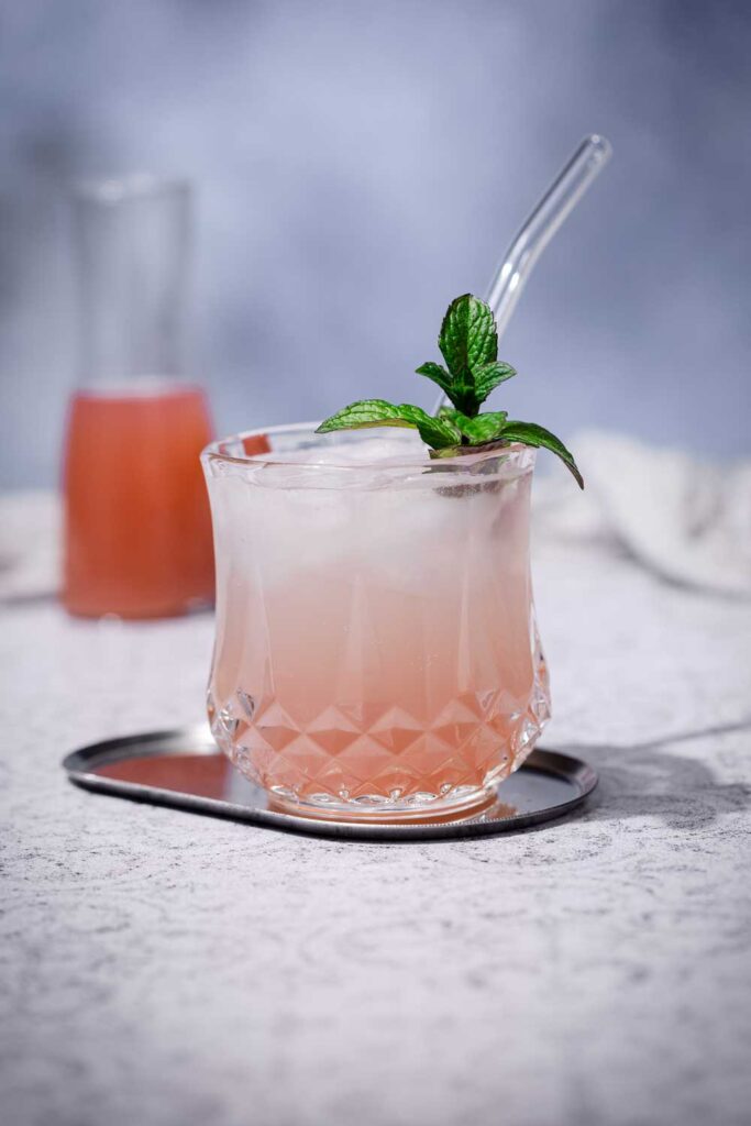 Zuckerfreie Rhabarberschorle mit selbstgemachtem Rhabarbersirup