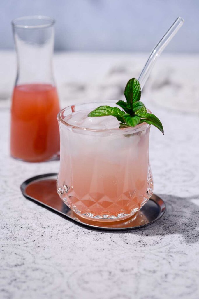 Keto Rhabarbersirup als Schorle genießen