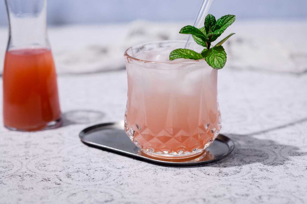 Low Carb Rhabarberschorle mit selbstgemachtem Rhabarbersirup