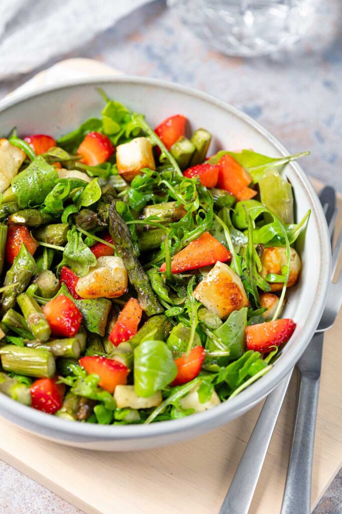 Keto Spargel-Erdbeer-Salat