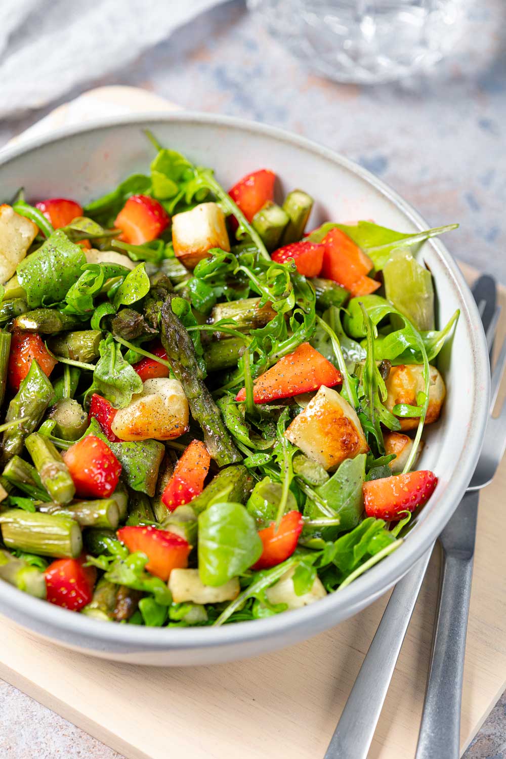 Erfrischender Spargel-Erdbeer-Salat mit Halloumi