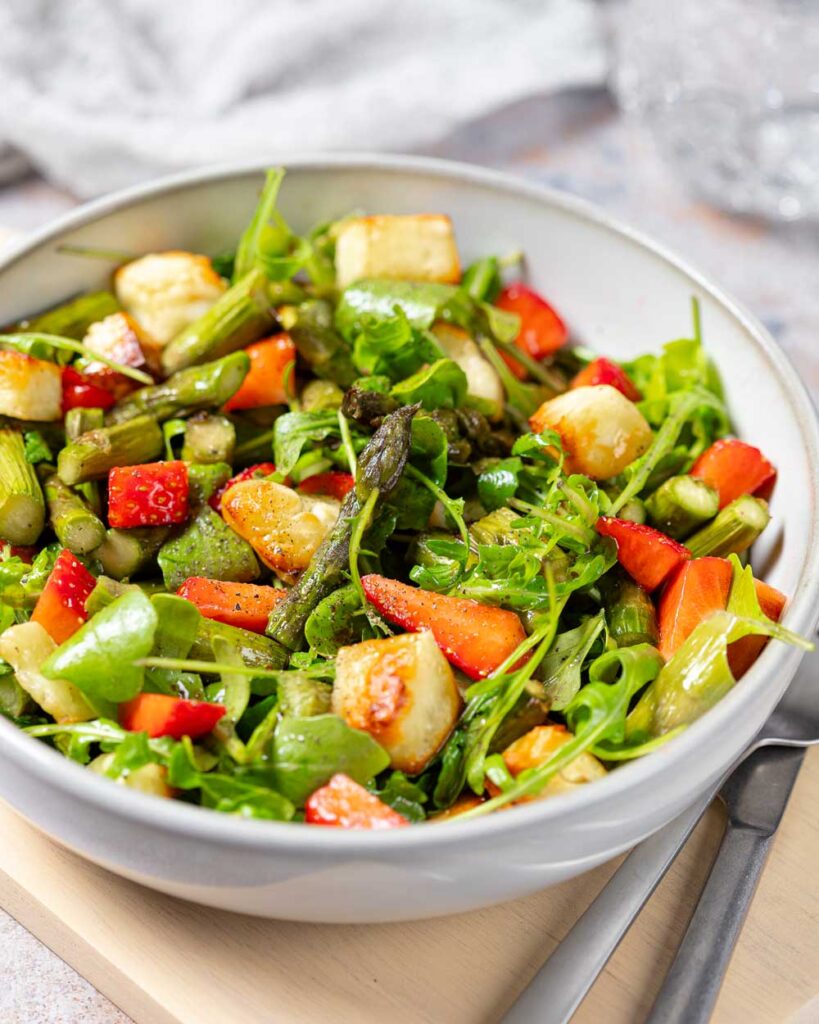 Erfrischender Spargel-Erdbeer-Salat
