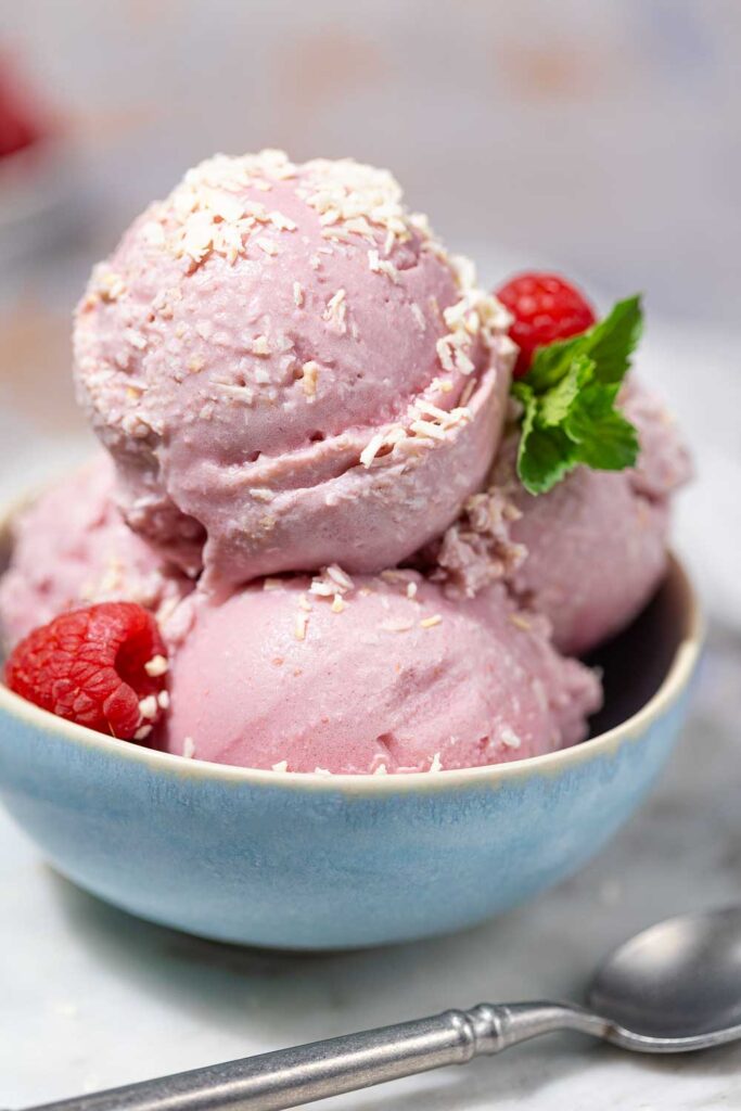 zuckerfreies Himbeer-Kokos-Eis