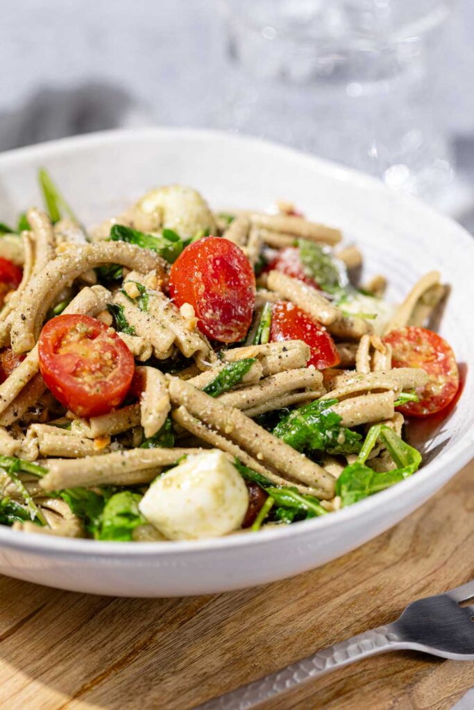 Glutenfreier mediterraner Nudelsalat