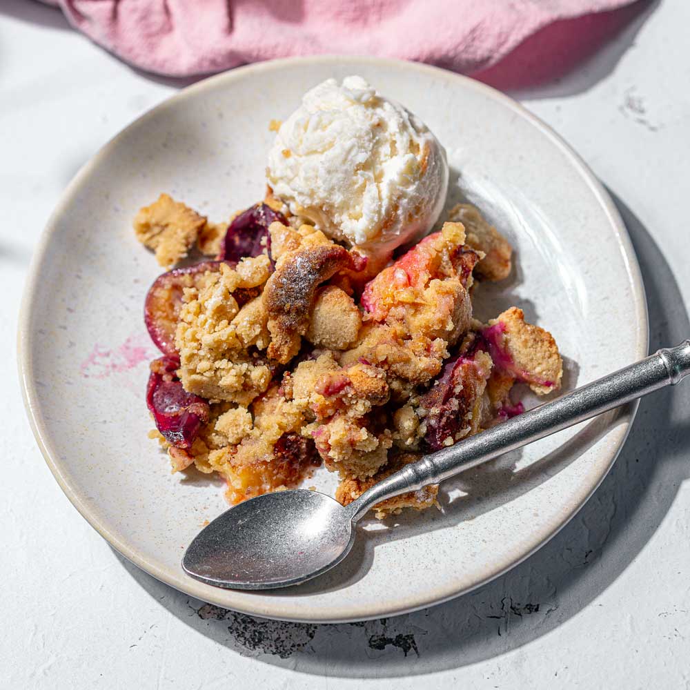 Keto Zwetschgen-Crumble