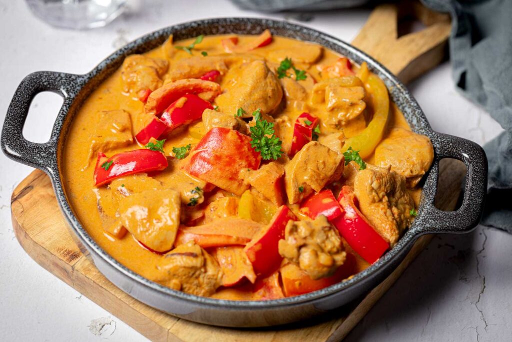 Cremige Paprika-Hähnchen-Pfanne – So einfach kann Low Carb sein