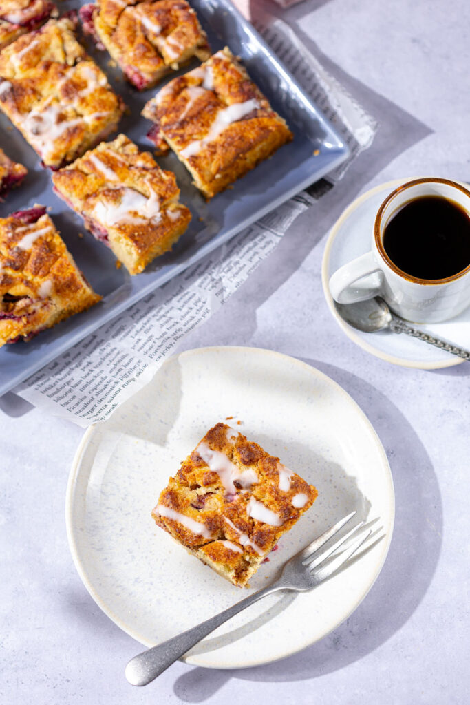 Keto Zimtkuchen mit Zwetschgen vom Blech
